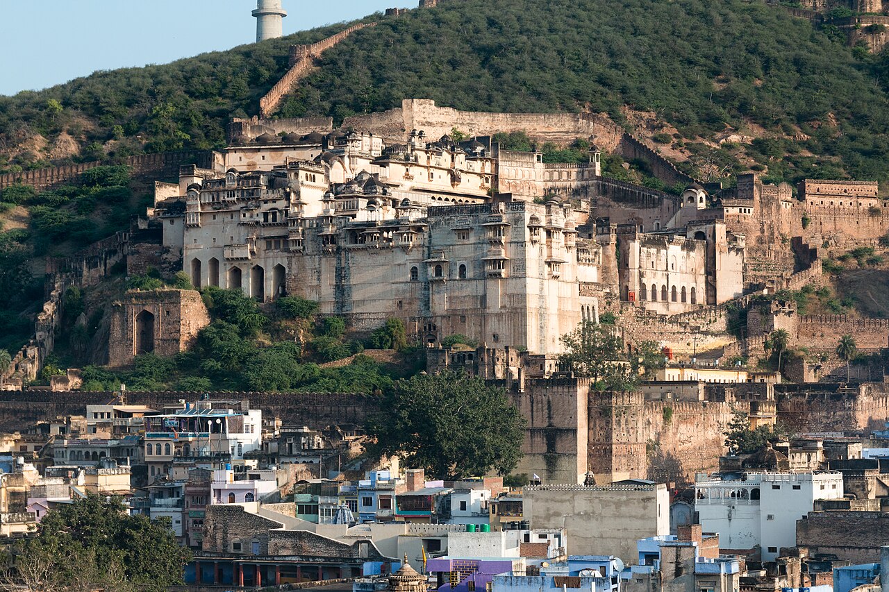 Garh Palace above the houses of Bundi